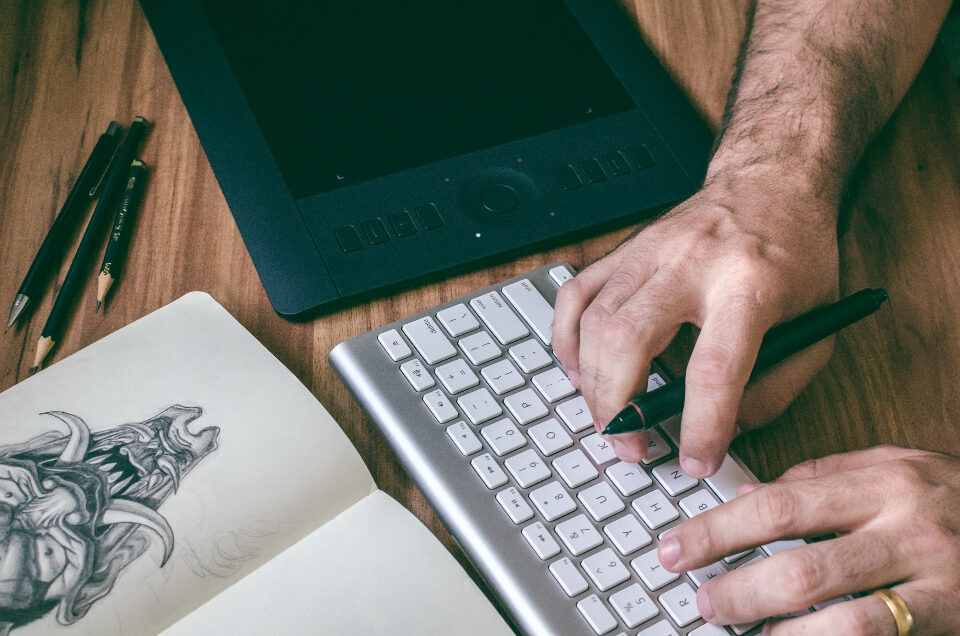 تصميم شعار على الكمبيوتر