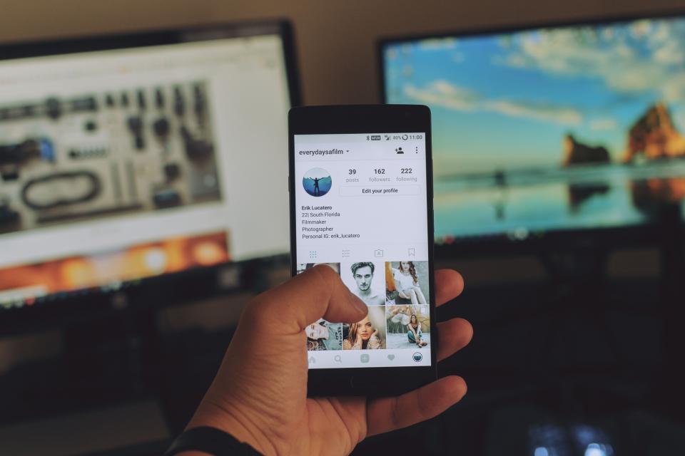 Comparing WhatsApp broadcasts and groups on a phone